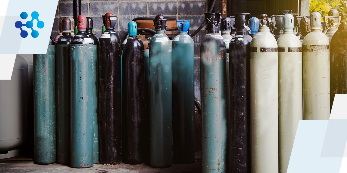 a bunch of gas cylinders are lined up in a row